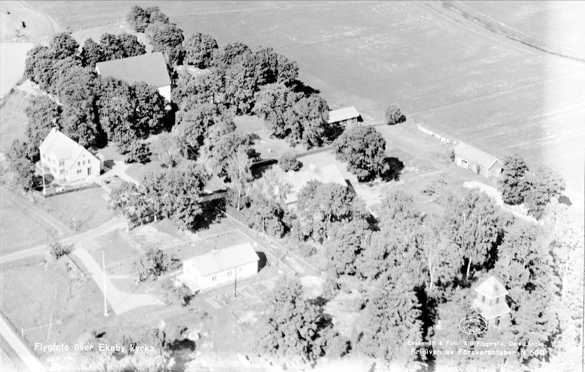 Flygfoto över Ekeby kyrka, Ekeby socken, Uppland 1952