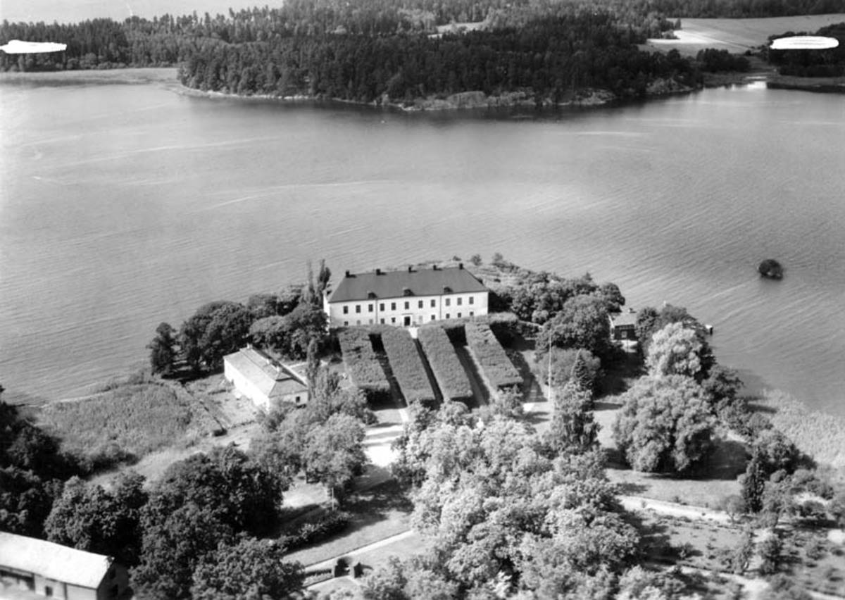 Flygfoto över Grönsöö slott, Grönsö, Kungs-Husby socken, Uppland 1946