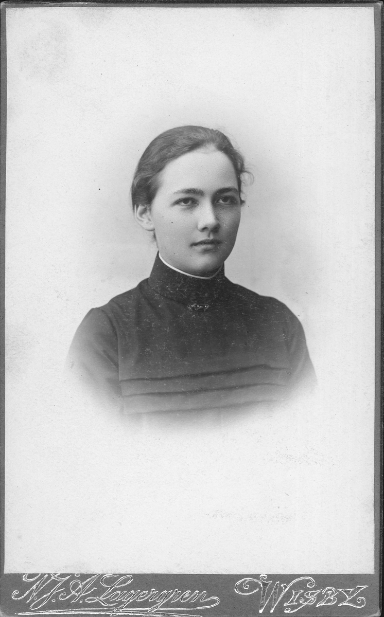 Kabinettsfotografi - ung kvinna, 1903