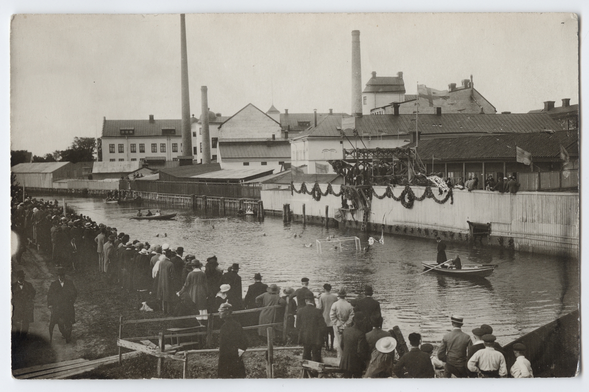 Postkort - vattenpolomatch vid simpromotion i gamla kallbadhuset, Svartbäcken, Uppsala, omkring 1920