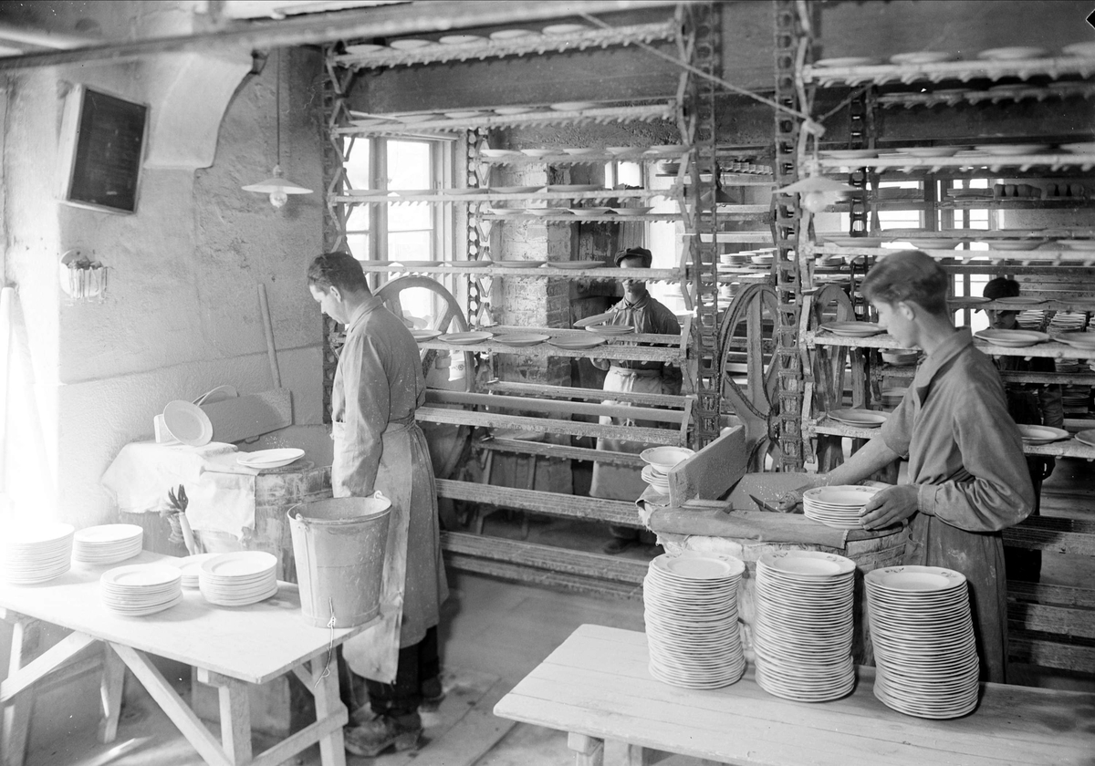 Tillverkning av tallrikar, sannolikt vid Gefle Porslinsfabriks AB, Gävle