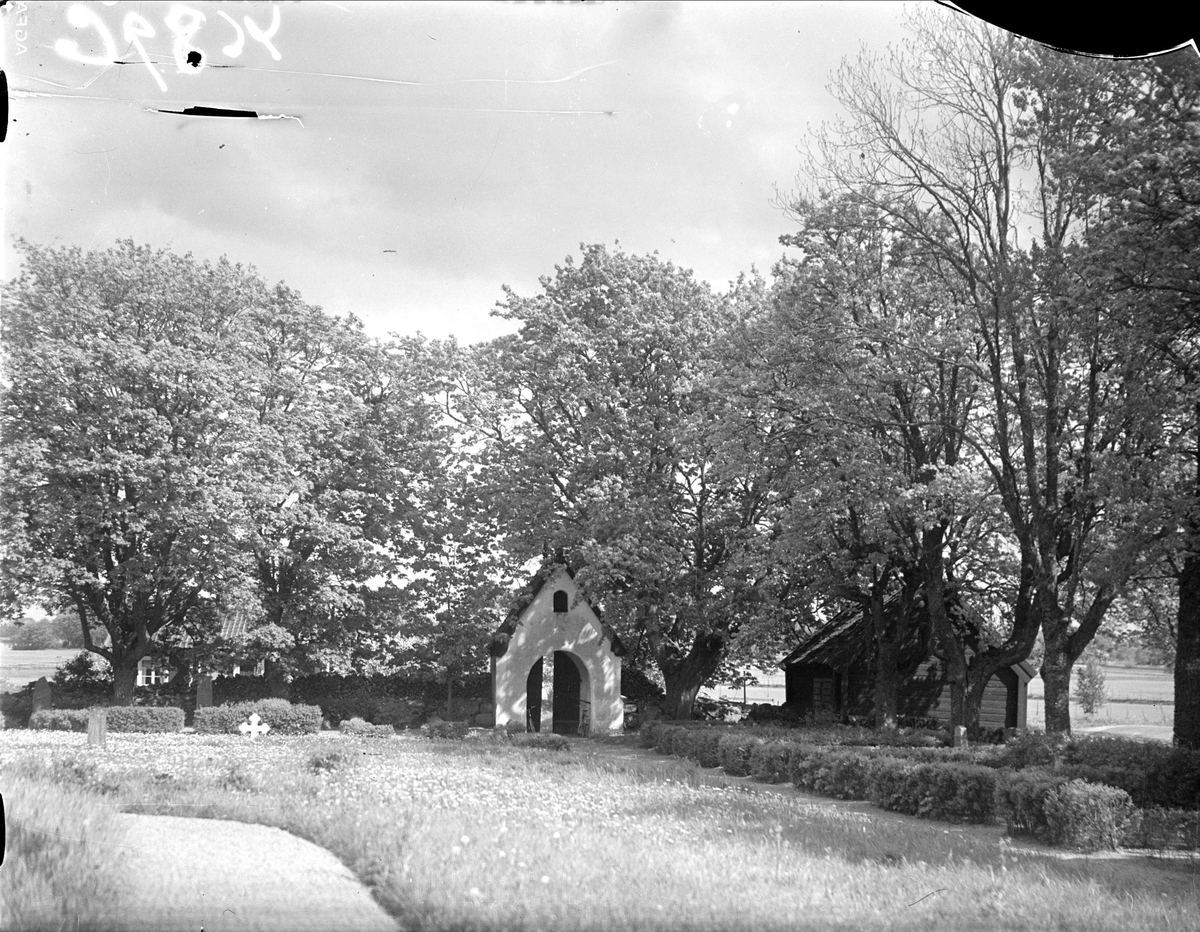 Kyrkogården vid Viksta kyrka, Viksta socken, Uppland 1935