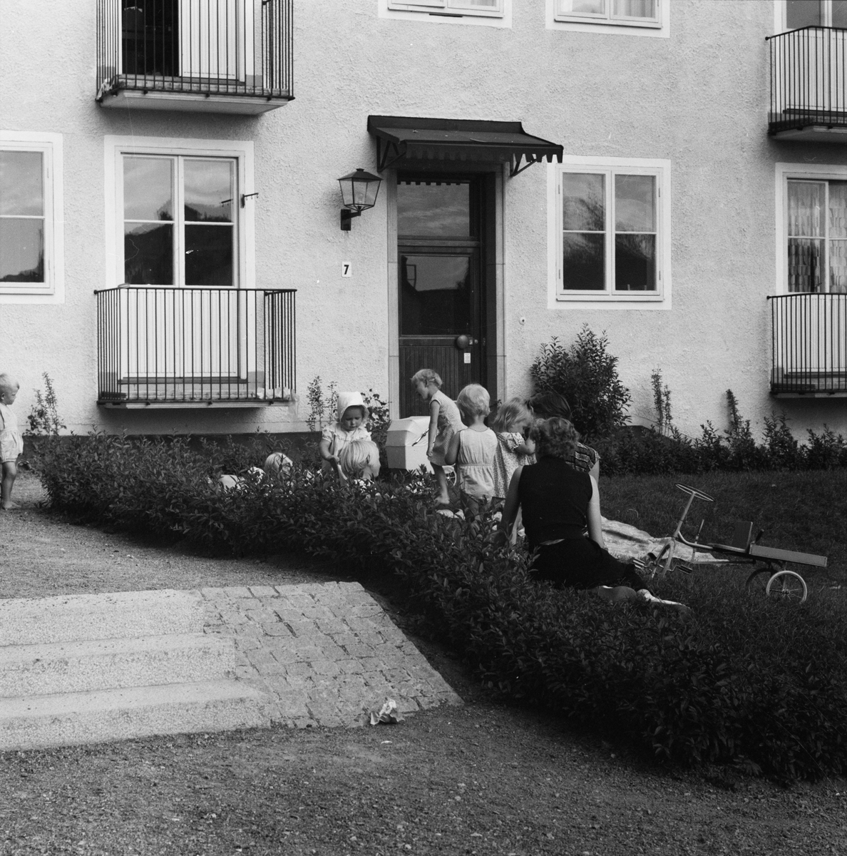 Barn och vuxna utanför flerbostadshus, Studentstaden, Rackarberget, Uppsala