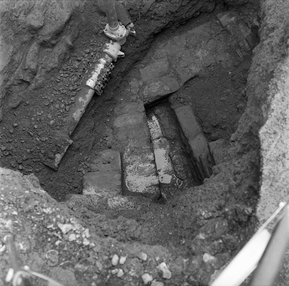 Arkeologisk undersökning av medeltida källare på Riddartorget, Uppsala april 1981