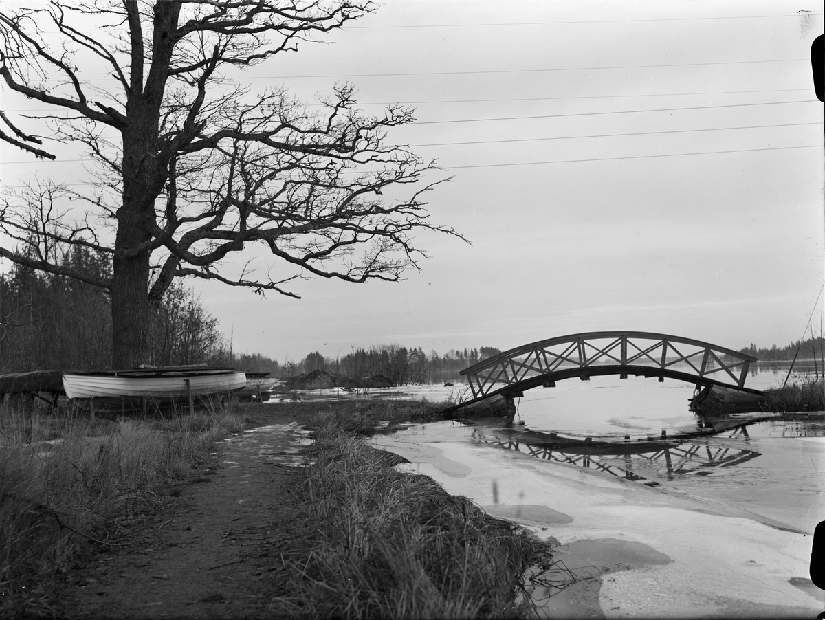 Gångbro över kanalen i Engelska parken, Söderfors bruk, Uppland 1948
