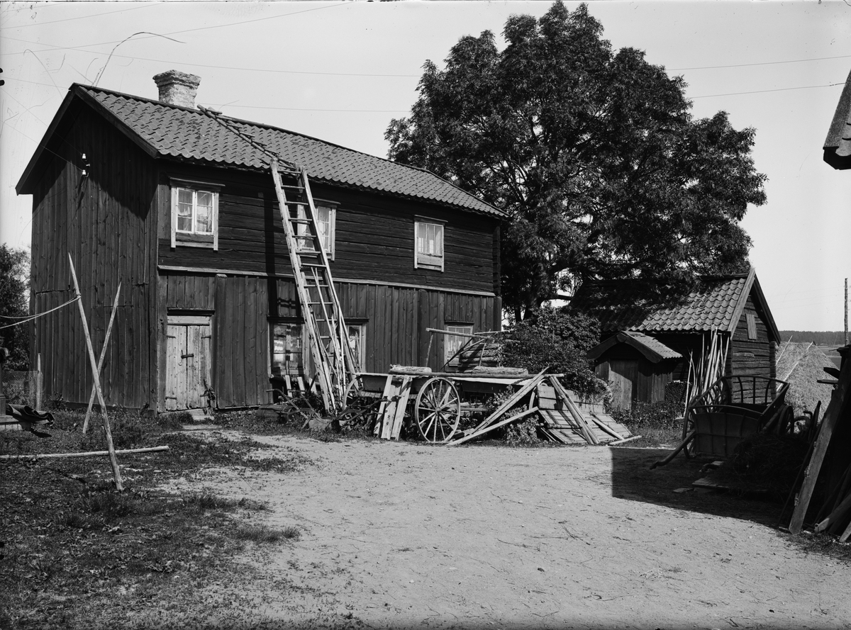 Gårdsmiljö - Erikssons sterbhus, Överkumla, Danmarks socken, Uppland sannolikt 1920-tal