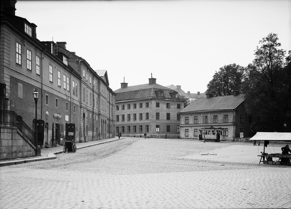 S:t Eriks torg med bl a Konsistoriehuset och Ekermanska huset, Uppsala, sannolikt 1920-tal