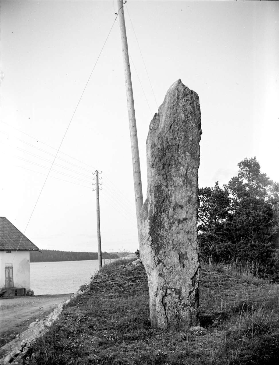 Varpsundsstenen vid Varpsund, Övergrans socken, Uppland i september 1912