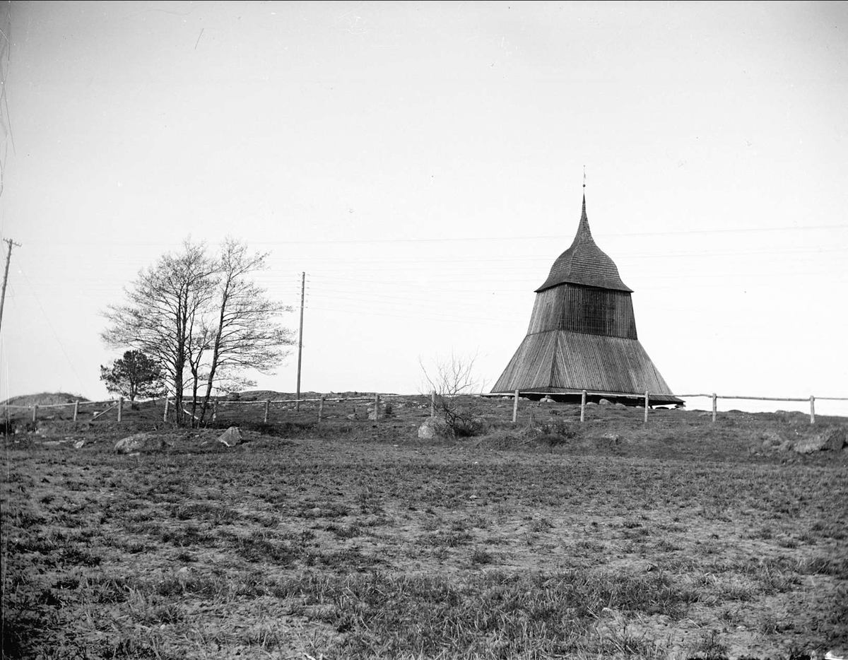 Klockstapeln vid Bro kyrka, Uppland april 1918