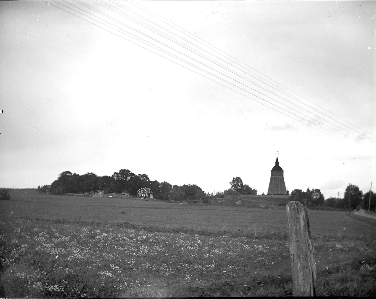 Landskapsvy med klockstapeln vid Håtuna kyrka, Håtuna socken, Uppland 1917