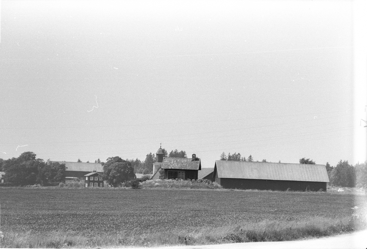 Läby kyrka med omkringliggande område, Läby socken, Uppland 1975