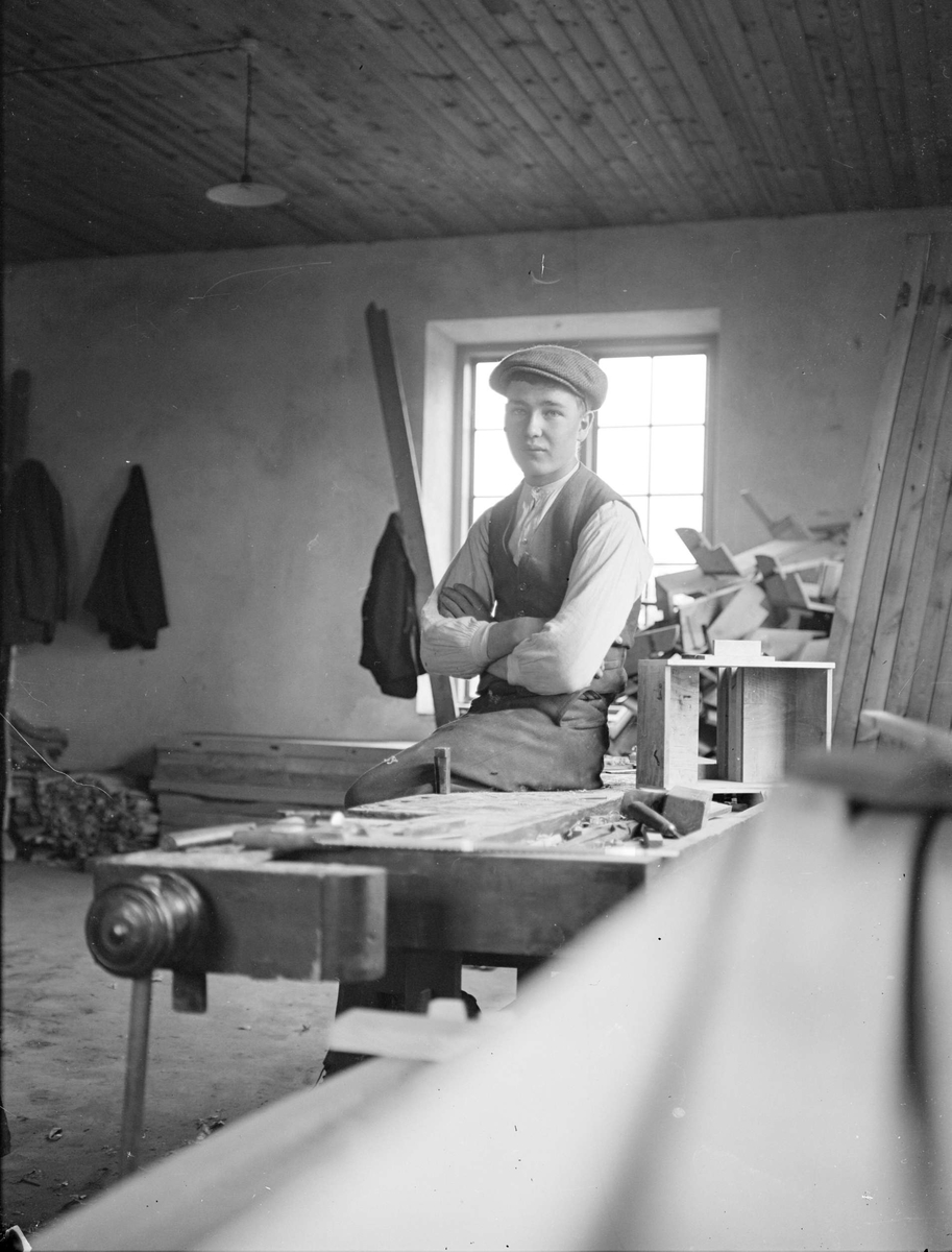 Ung man i snickeriverkstaden,  C G Petterssons Vagn- & Redskapsfabrik, Tierp, Uppland cirka 1915