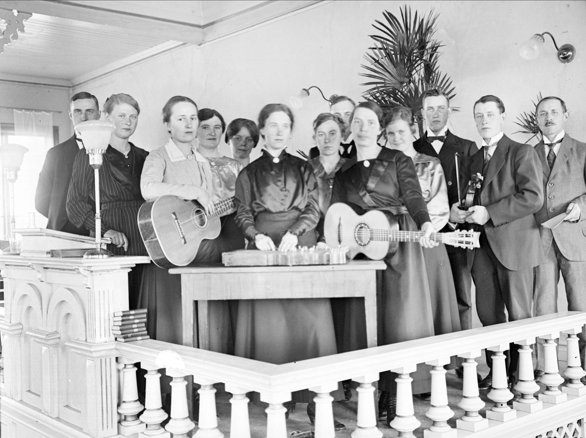 Sång- och musikgrupp, sannolikt i frikyrka,Tierpstrakten, Uppland omkring 1915 - 1920