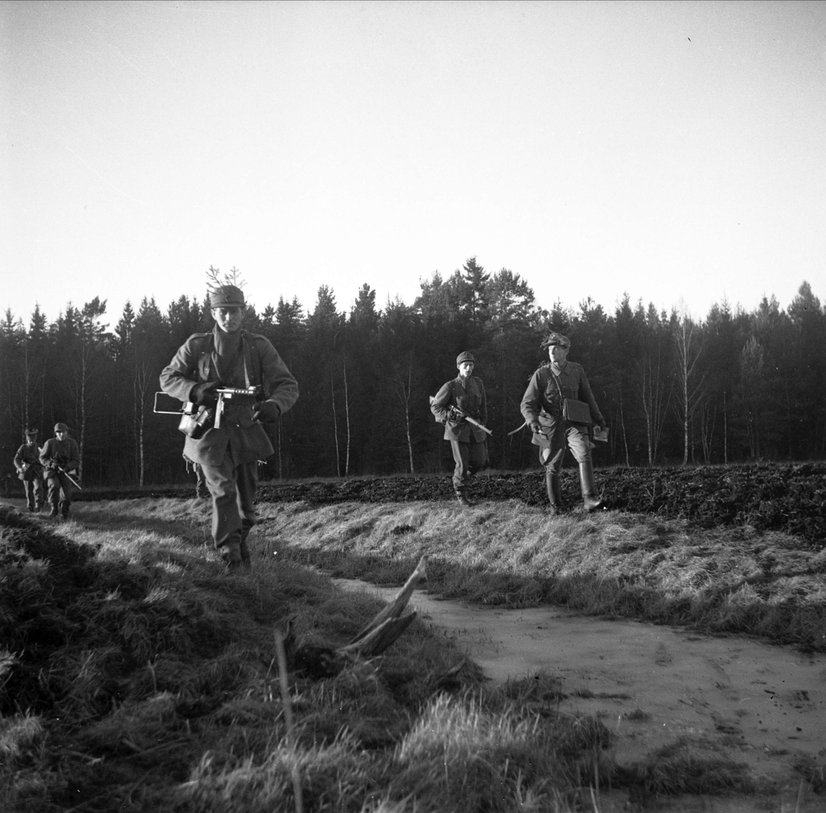 Soldater på manöver, Järva, Solna socken, Uppland sent 1940-tal