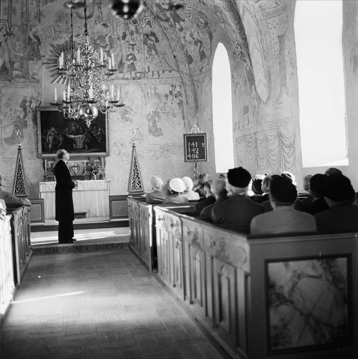 Komminister Hans Svensson berättar om Morkarla kyrka, Uppland i samband med Upplands fornminnesförenings höstutflykt 1956