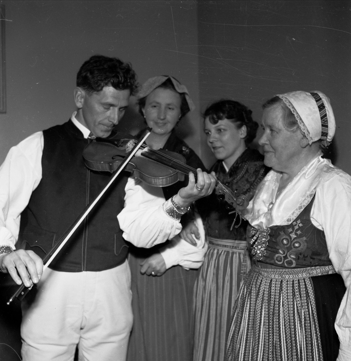 Dalaföreningens spelmanslag i Folkets hus, Uppsala 1952