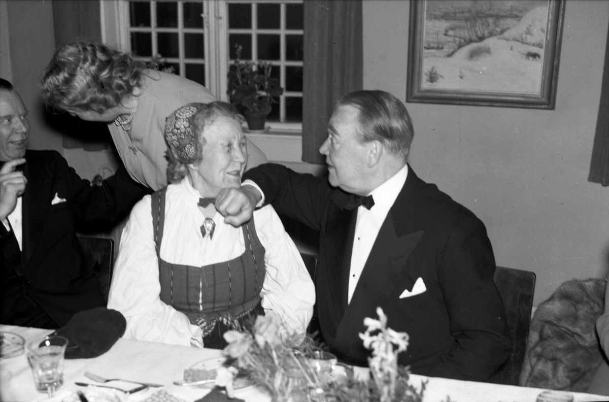 Delsbostintan Ida Gawell-Blumenthal tillsammans med skådespelaren Anders de Wahl, Skansen, Stockholm 1 januari 1945