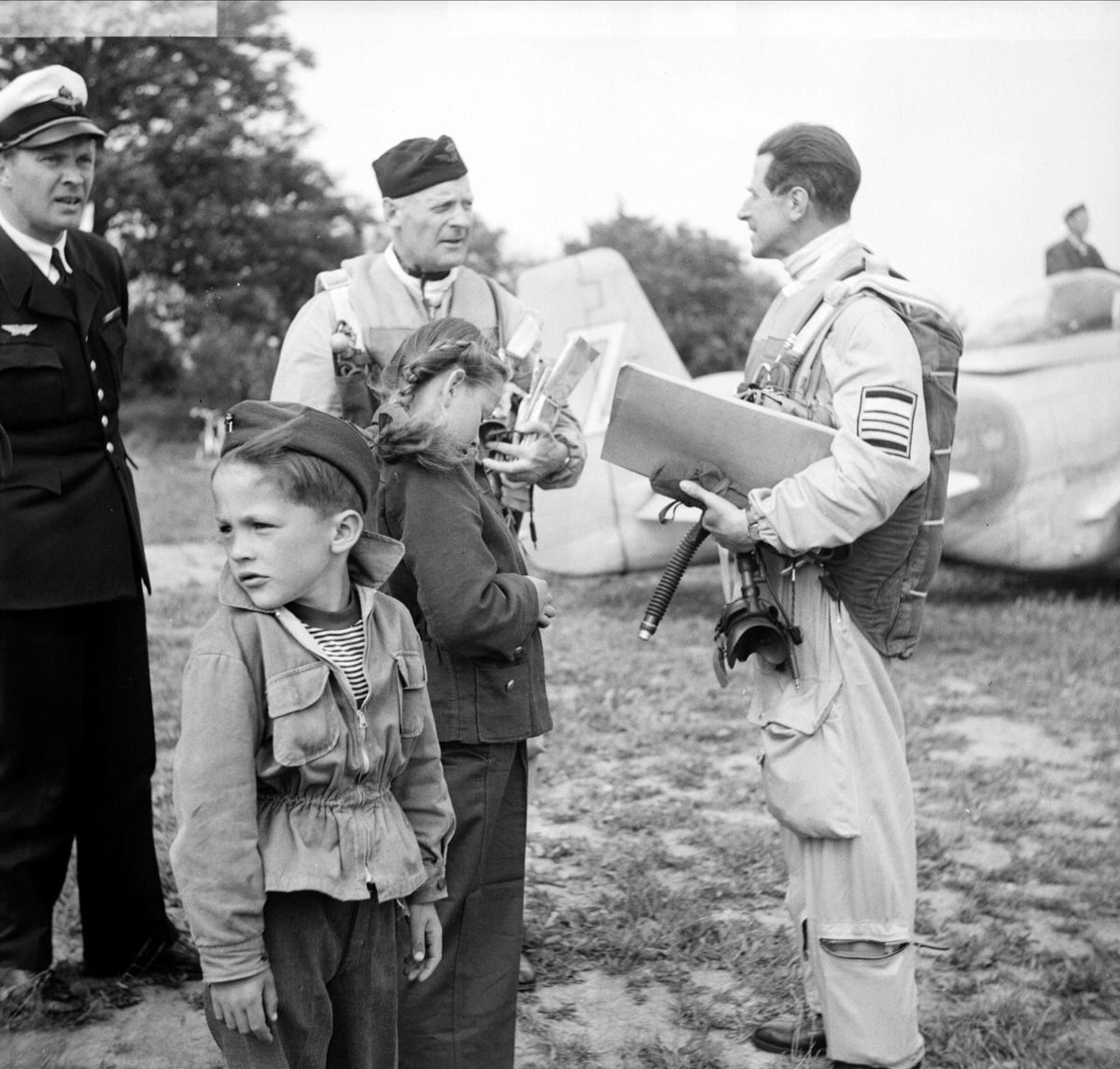 Överste Knut Lindahl med barnen och kollegor, Upplands Flygflottilj, F16, Ärna, Uppsala 1948