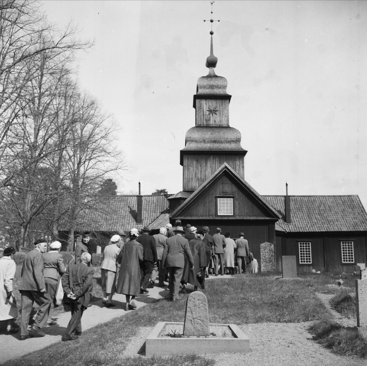 Upplands fornminnesförenings vårutflykt till Roslags-Kulla kyrka, Roslags-Kulla socken, Uppland 1955