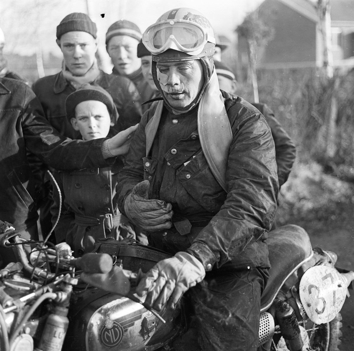 "Stort manfall i krävande tävling" - motorcykeltävlingen Novemberkåsan, Uppsala 1956