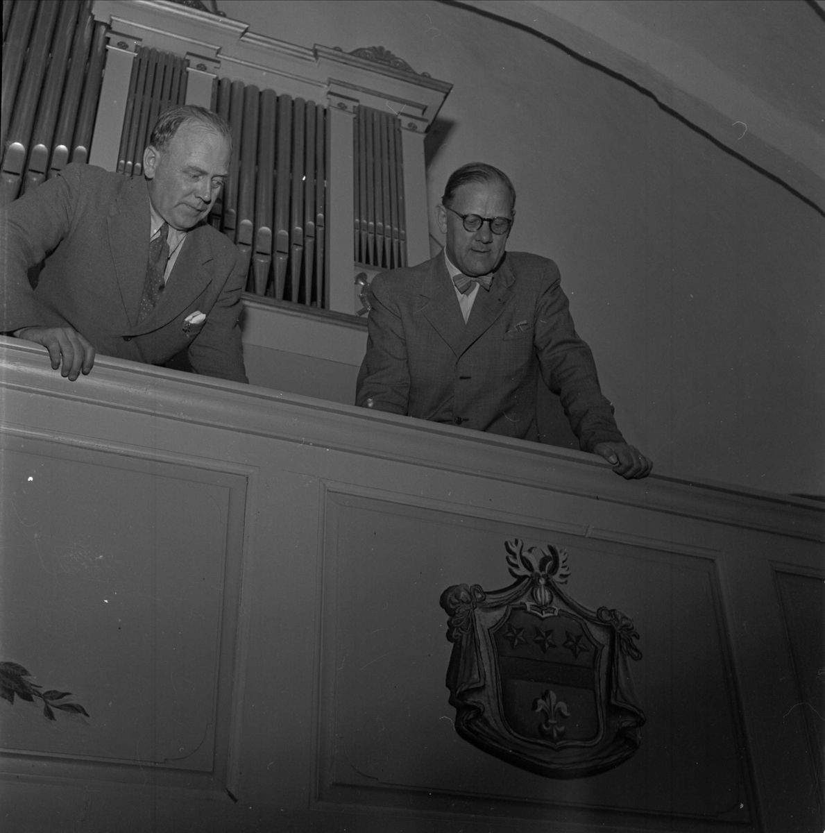 Landsantikvarie Nils Sundquist på orgelläktaren i Långtora kyrka, Uppland 1955