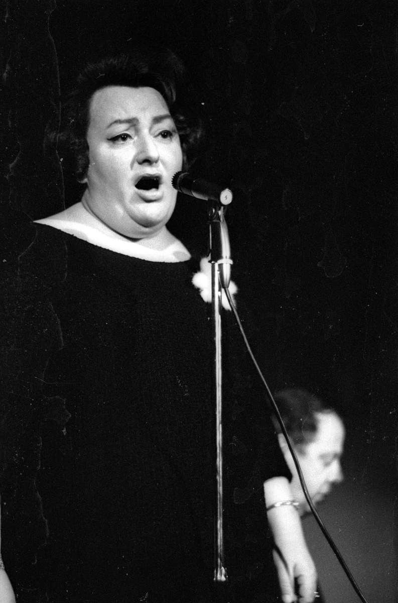 Sonya Hedenbratt uppträder på "Måndagsklubben", Uppsala februari 1966