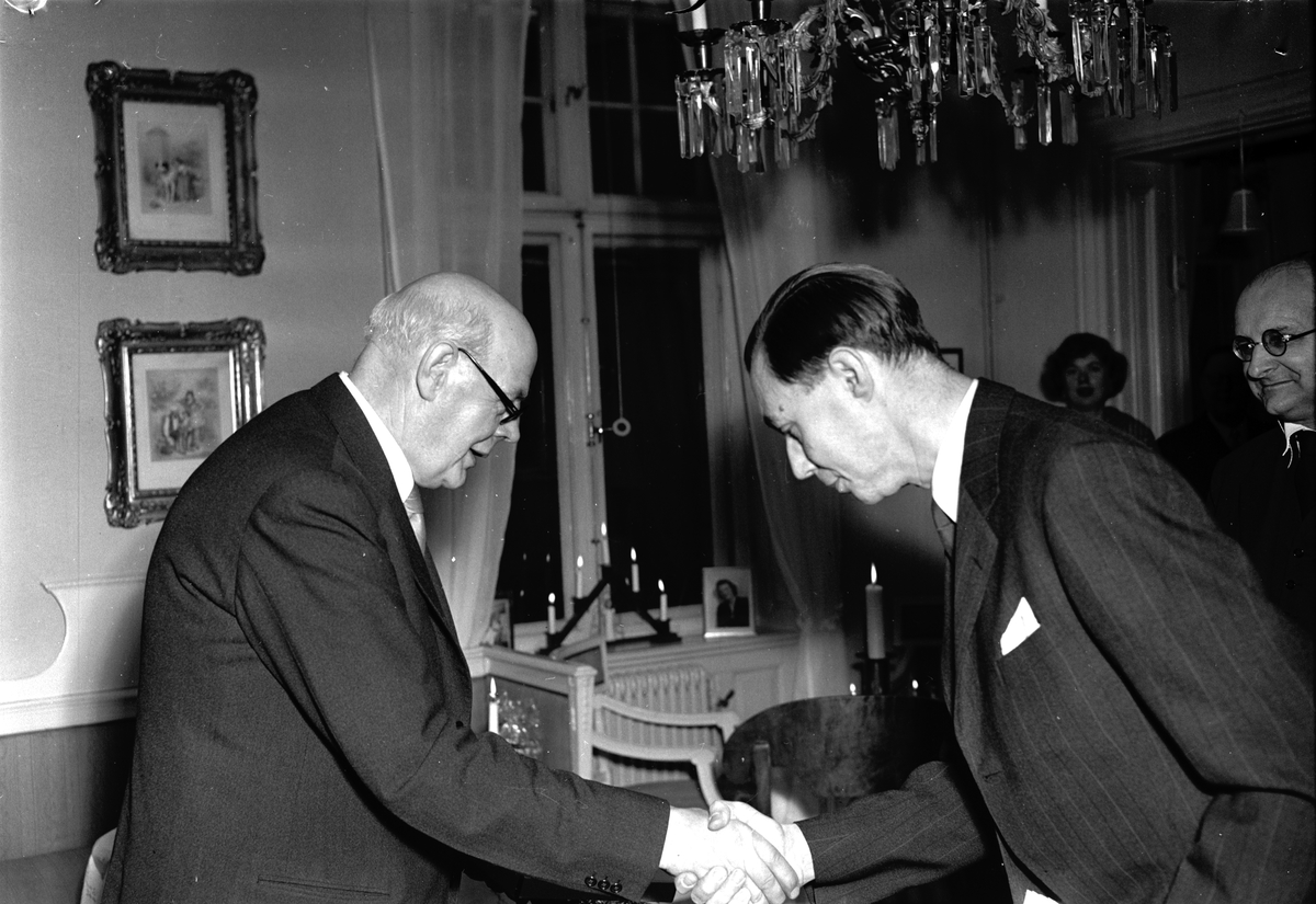 Professor H S Nyberg uppvaktas på sin 65- årsdag, Uppsala december 1954