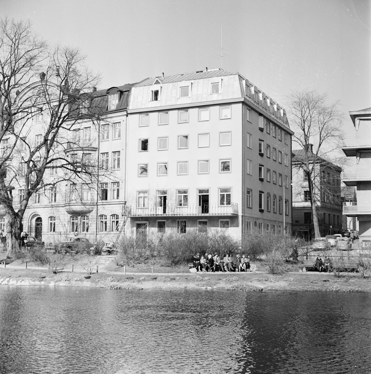 Byggnader längs Östra Ågatan 11 och 13, kvarteret Klostret, Uppsala april 1957