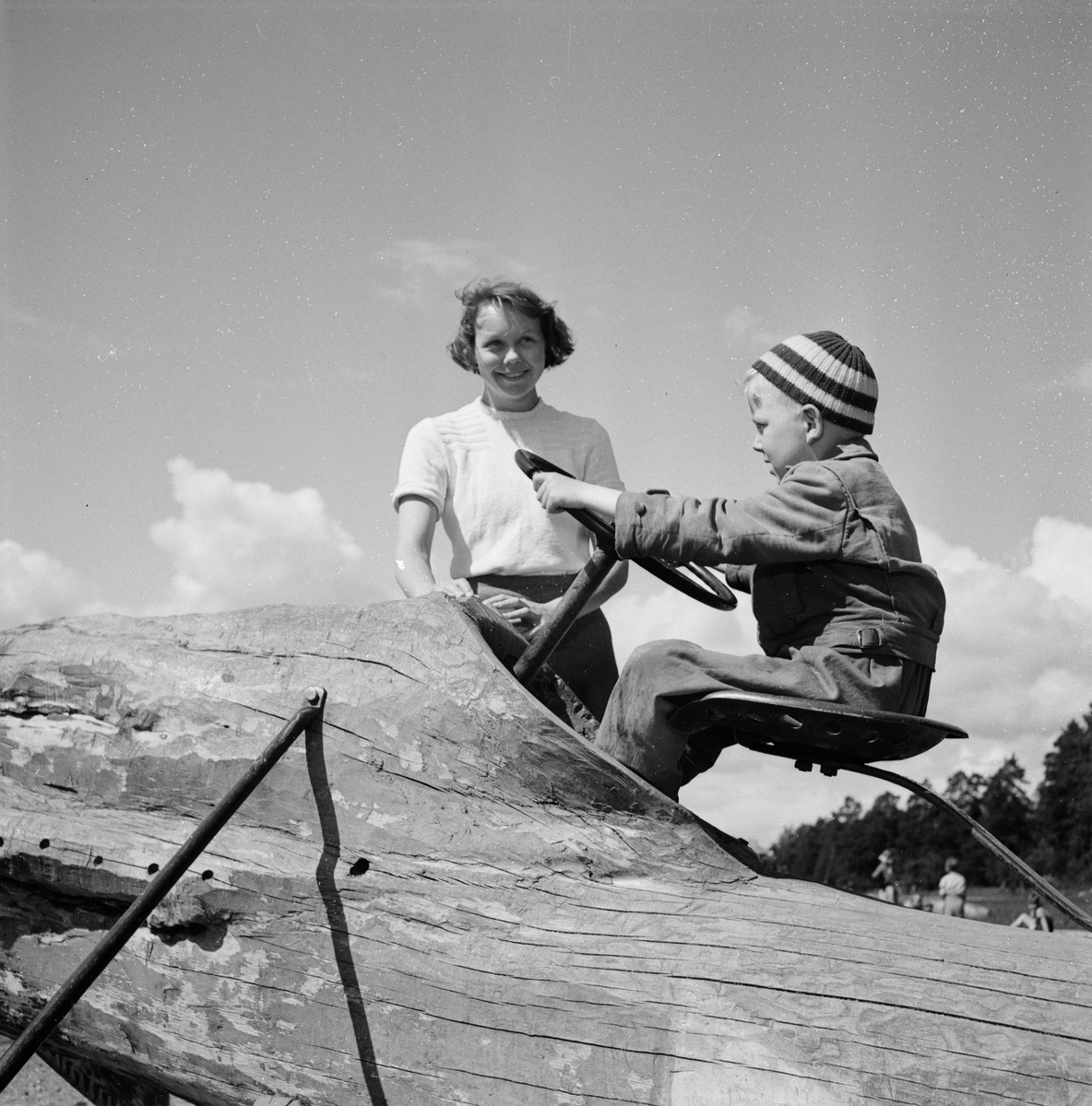 "Sommarupsala ger barnen parklek och badutflykter" - Alice Alvengren och Göran Karlsson på lekplats i Eriksberg, Uppsala juni 1952