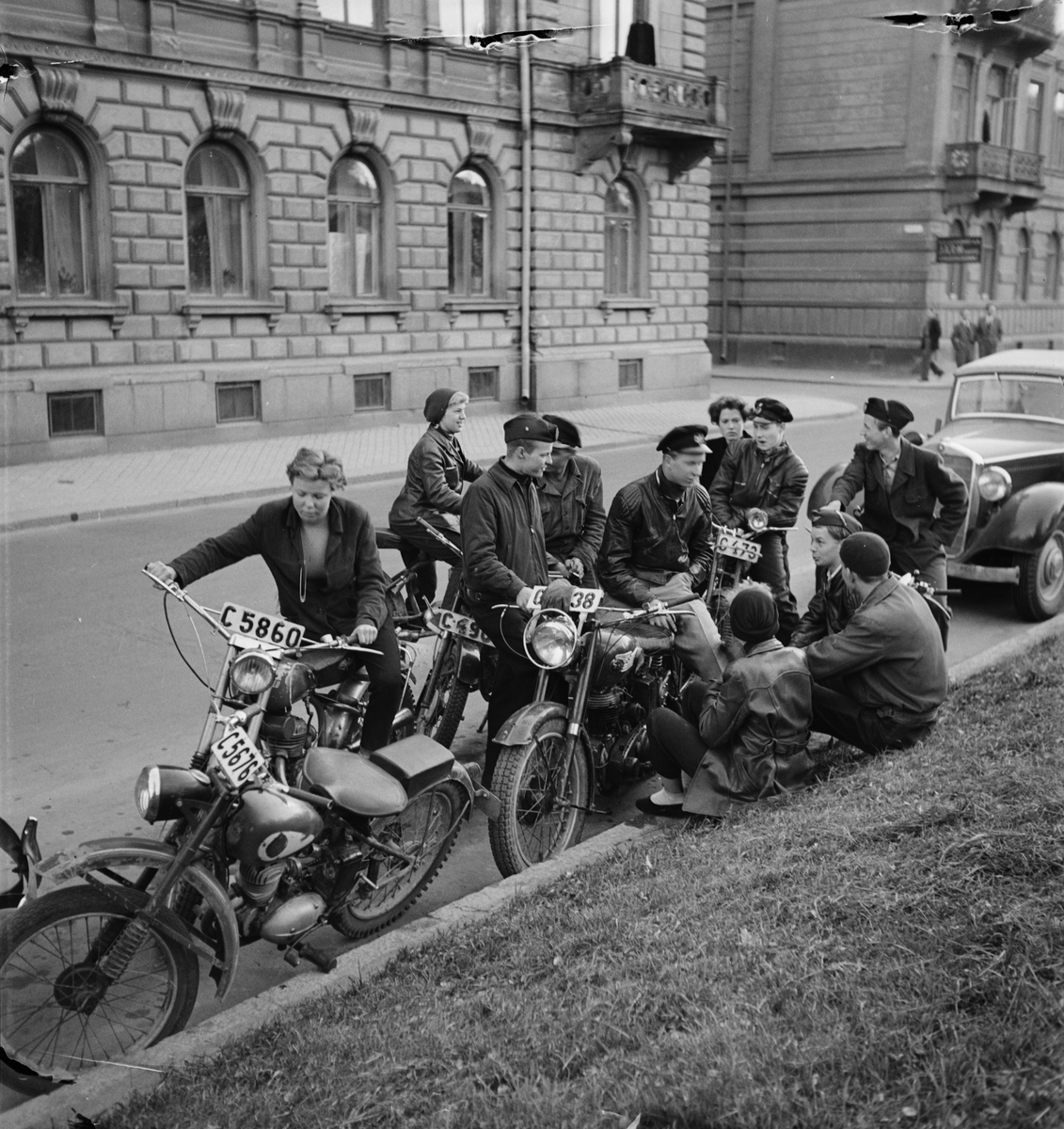"Knuttar på Kungsgatan får klagomål för knatter", Uppsala 1953