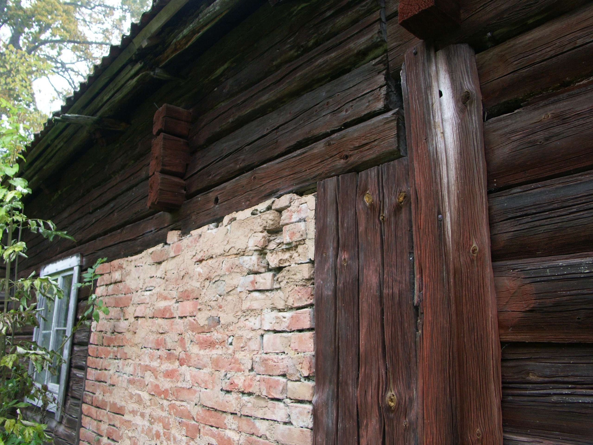 Dubbelbod med endast en dörr. Ingår i en bodlänga från 1800-talet som även innehåller bagarstuga, dräng- eller undantagsstuga samt lider.
