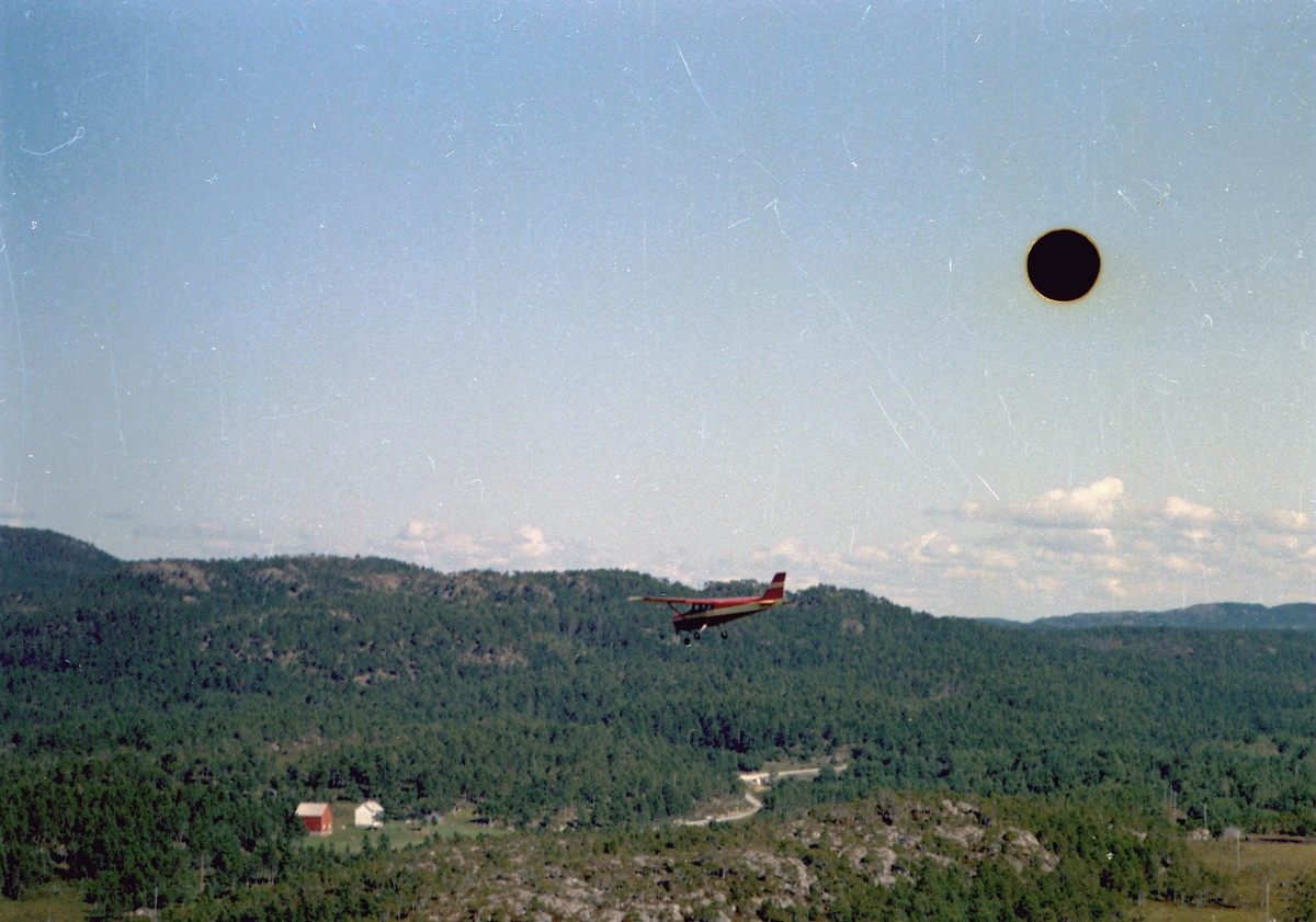 Flyfoto med eiendommen Lundemo og et av flyene som ble brukt.