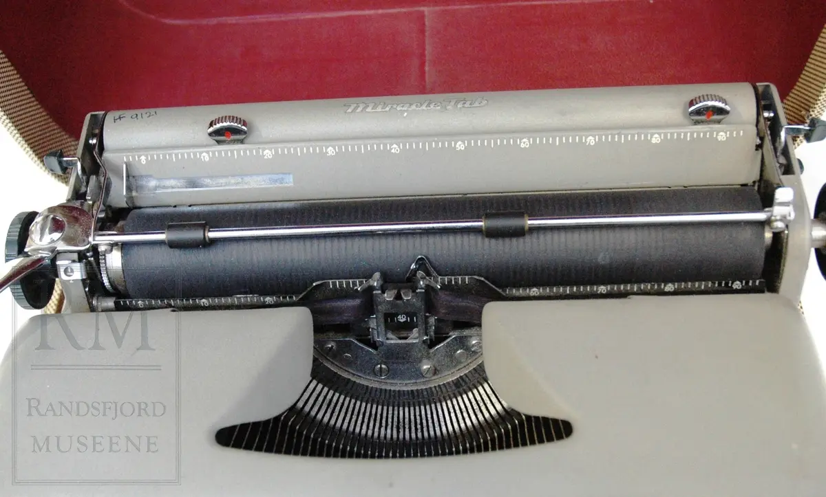 Transportabel skrivemaskin i koffert.