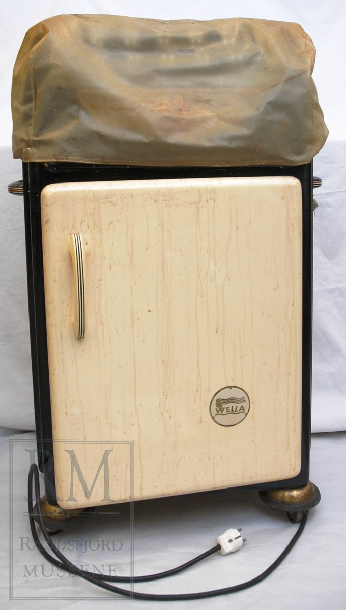 Permanentapparat med skap under og utstyr til kaldpermanent i brun kasse.