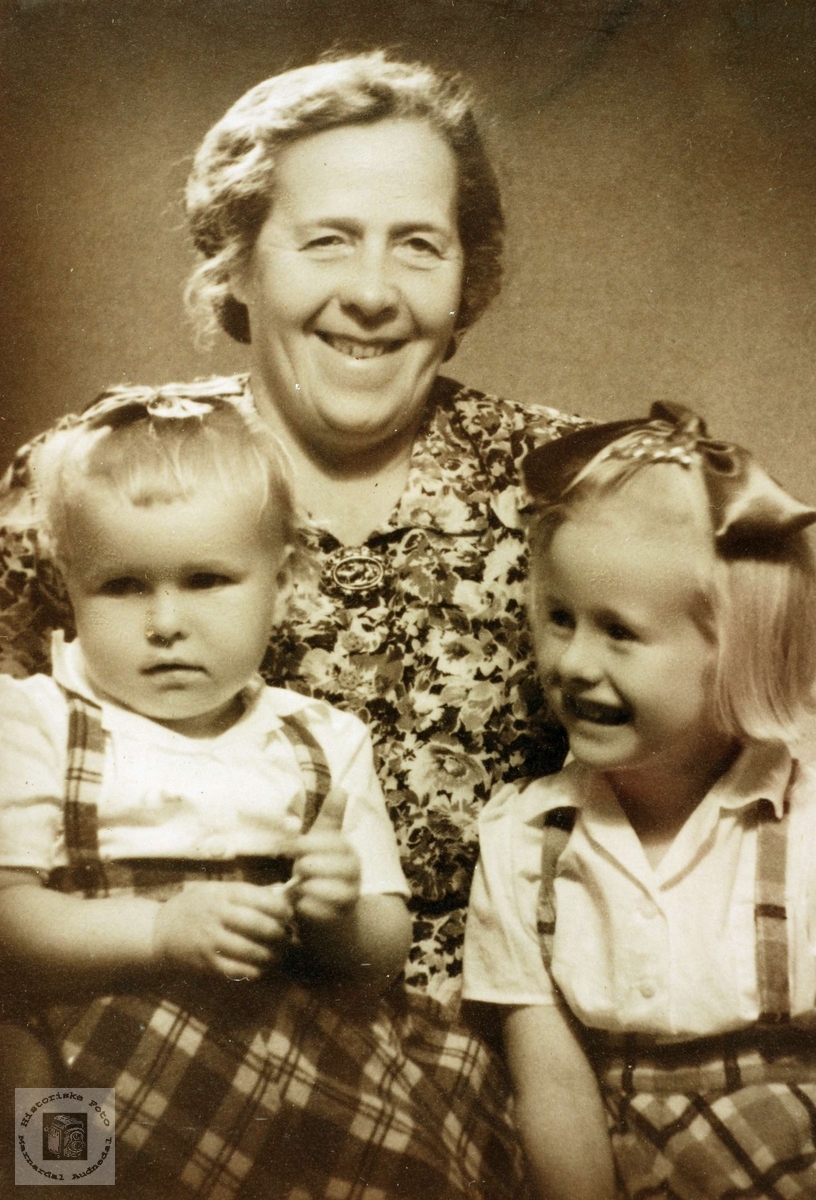 Grandtante Jørgine Refsnes med Gunhild og Anna Hårtveit. Grindheim Audneda.