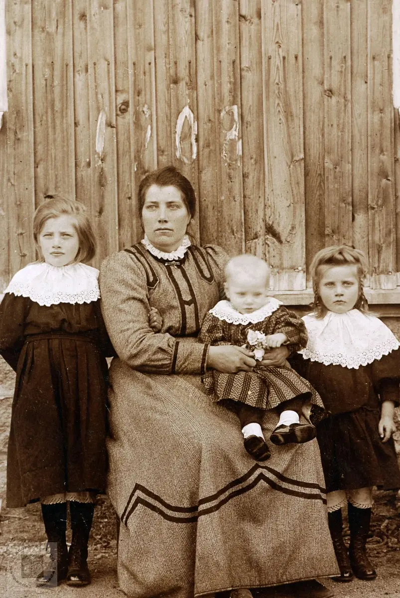 Portrett av mor med sine barn fra Rydlende i Grindheim Audnedal.