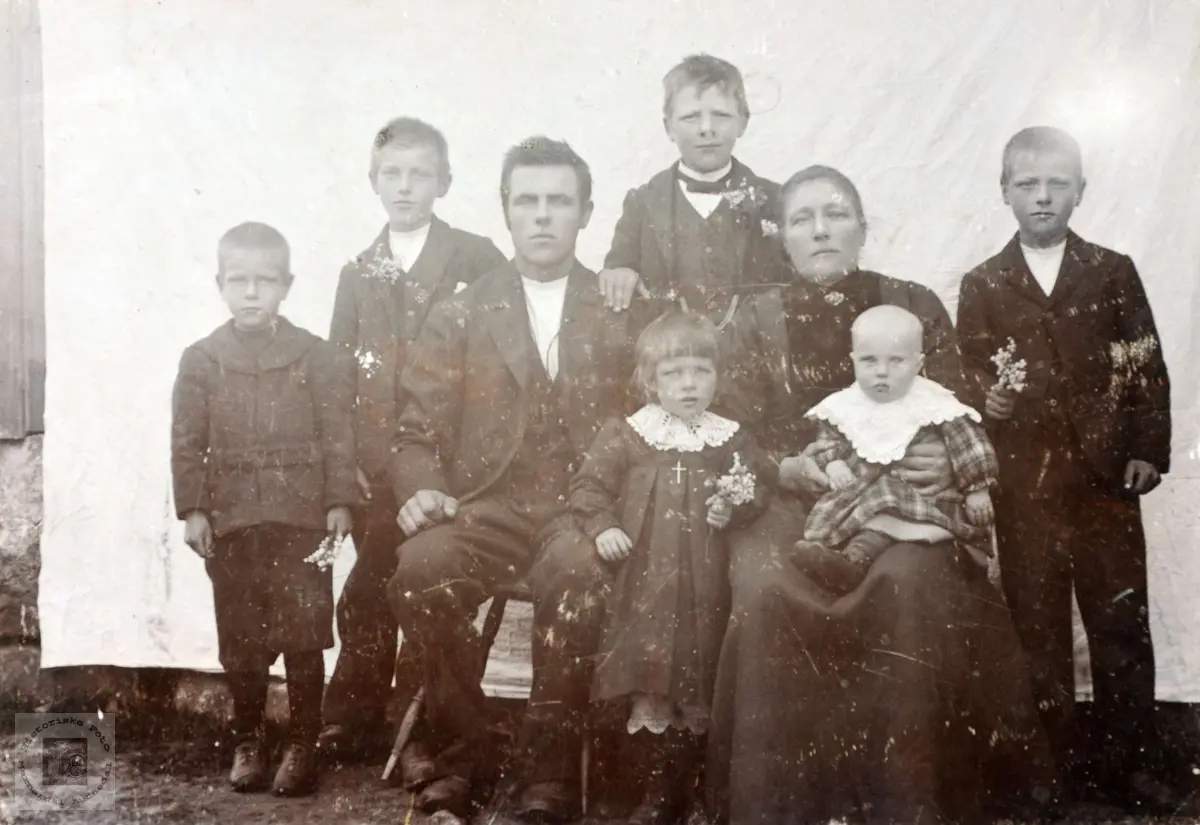 Familieportrett av familien Øydna. Grindheim Audnedal.