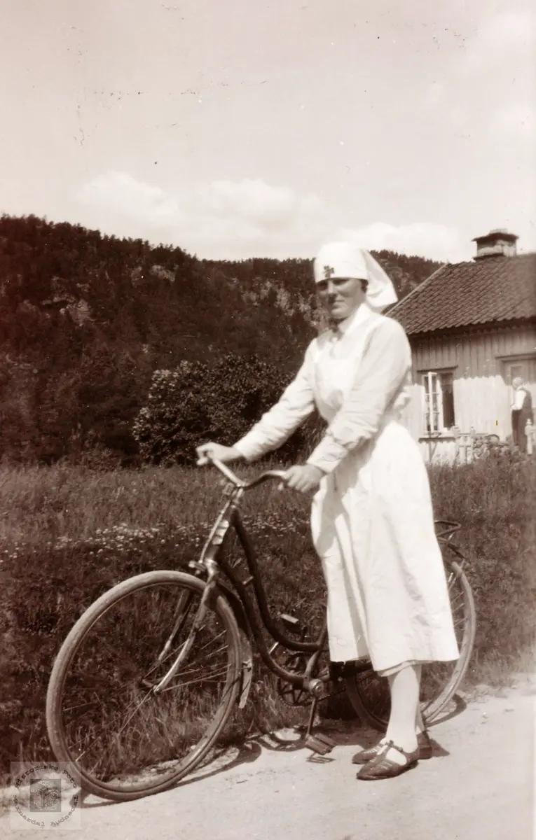 Portrett av syklist, sykepleier Ingebjørg Øydna. Grindheim.