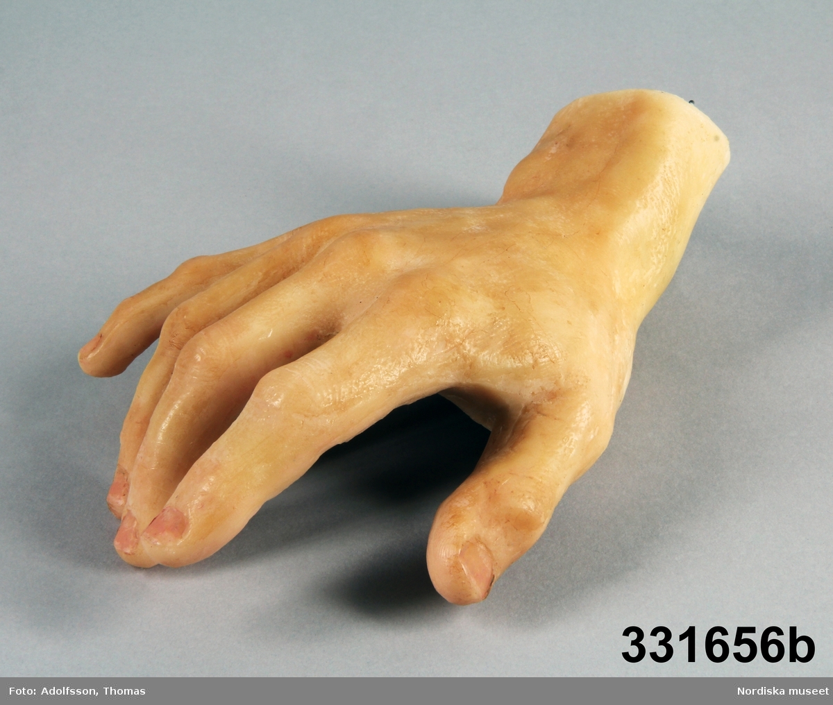 Ett par mycket realistiska manshänder skulpterade i vax efter levande modell. Fyllda i handlederna med gips med ett hål och en ståltrådsögla för fastsättning på en utställningsfigur.
/Berit Eldvik 2012-10-18