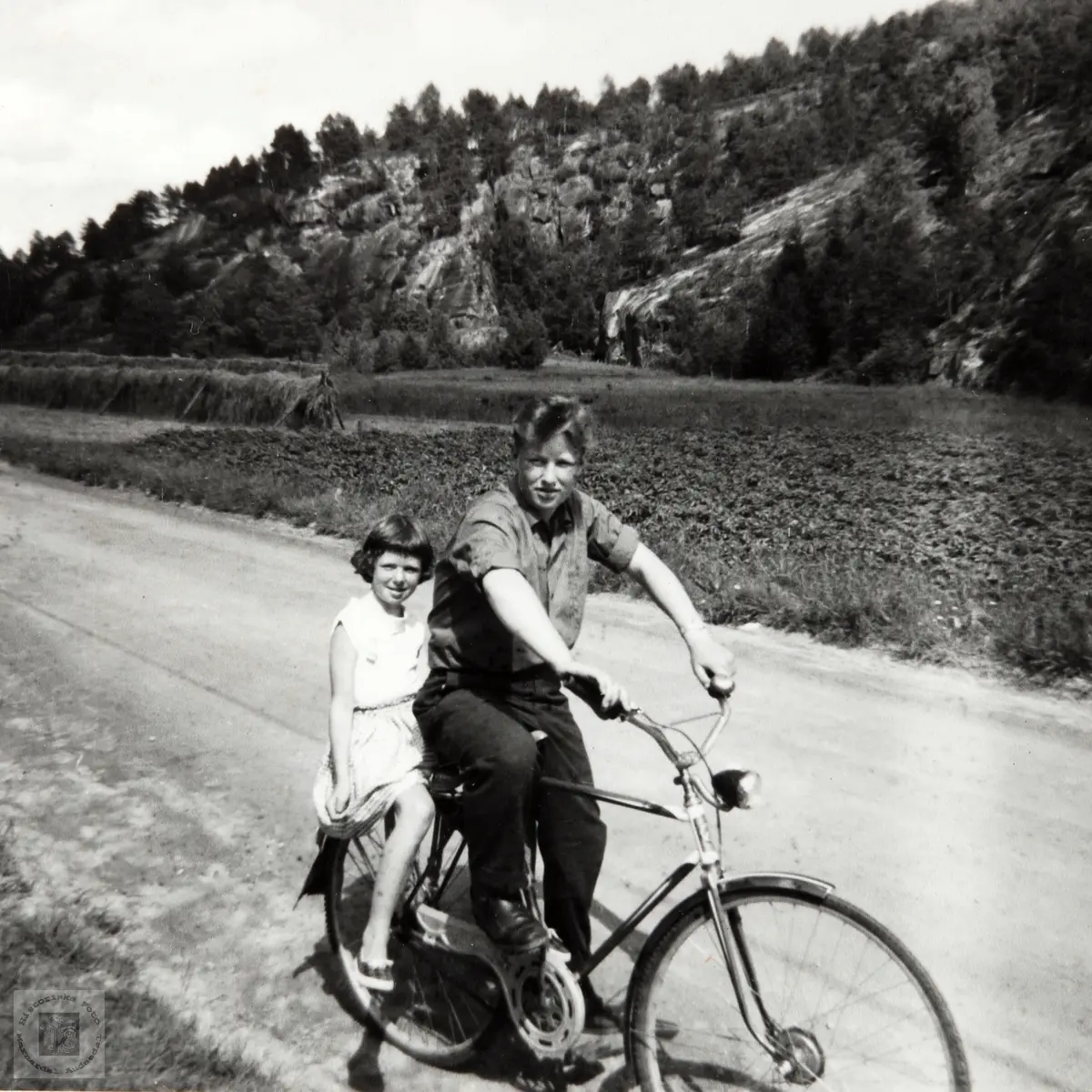 Johan og Anne Keth Helle på sykkeltur. Audnedal.
