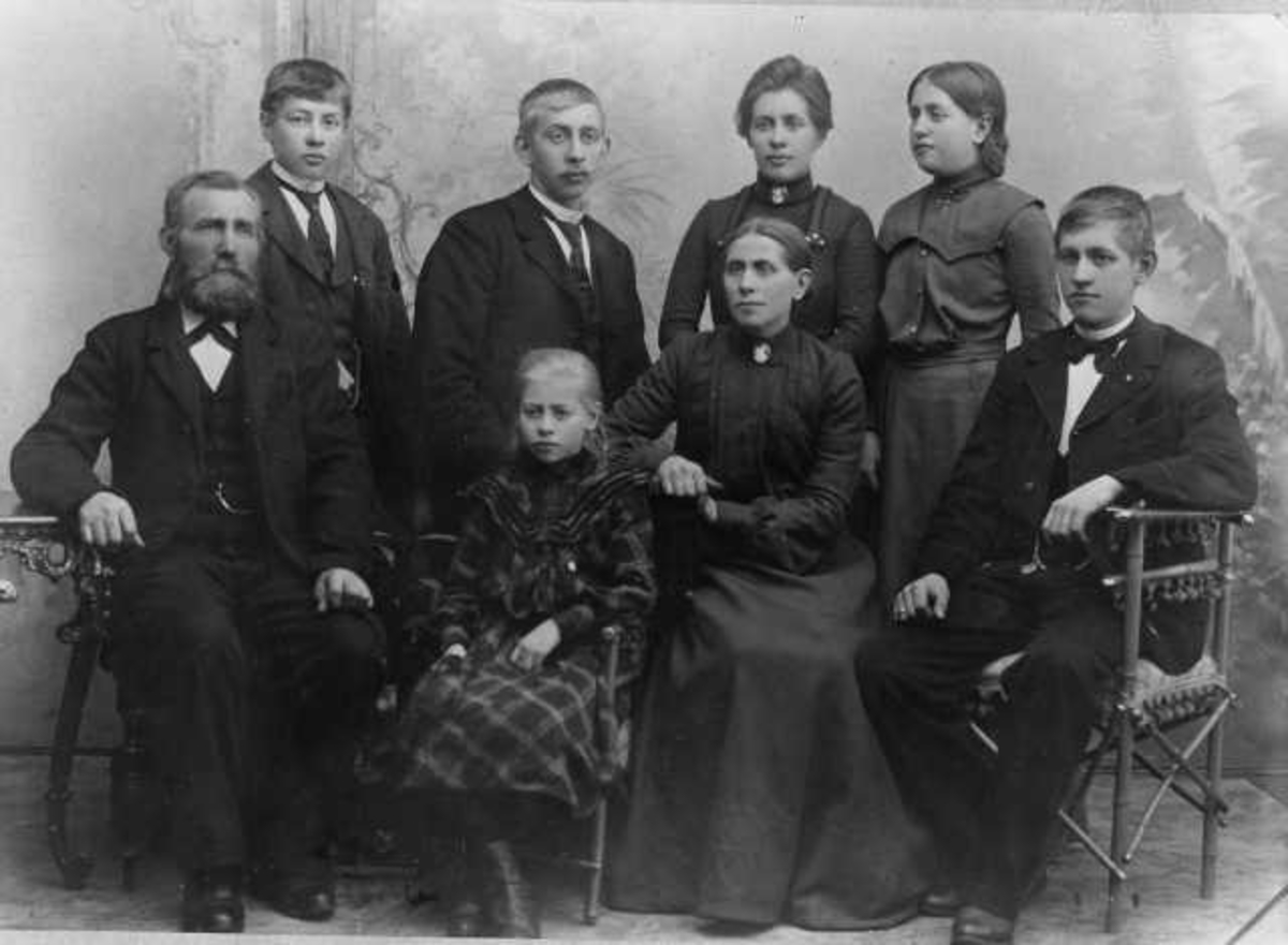 Familie: b. f.v. Kristian K Lode, Lars Lode, Karin Lode og Klara Lode. Foran f.v. Kristian Lode, Berta Lode, Bertha Marie Lode og Bernhard Lode. ca 1905