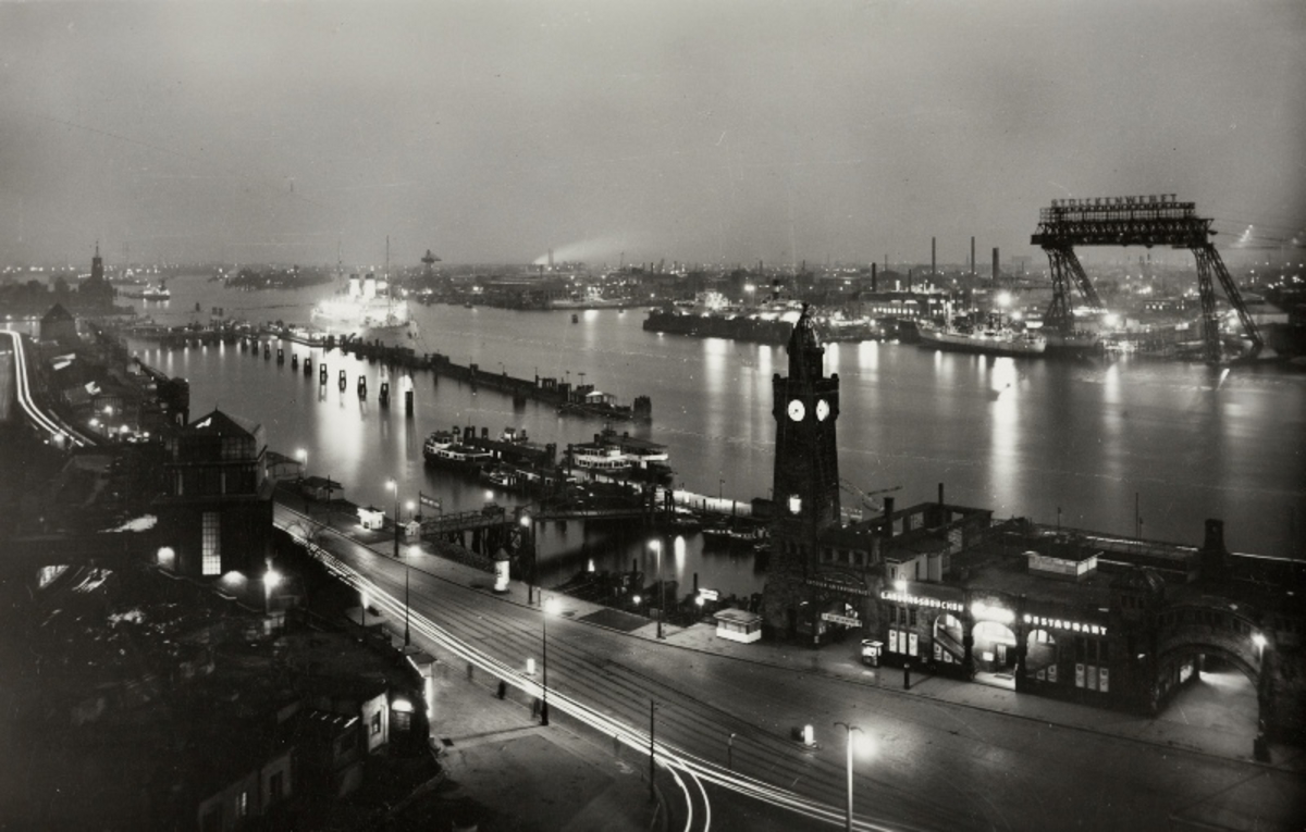 Hamburg om natten: havneområdet ved elven Elbe