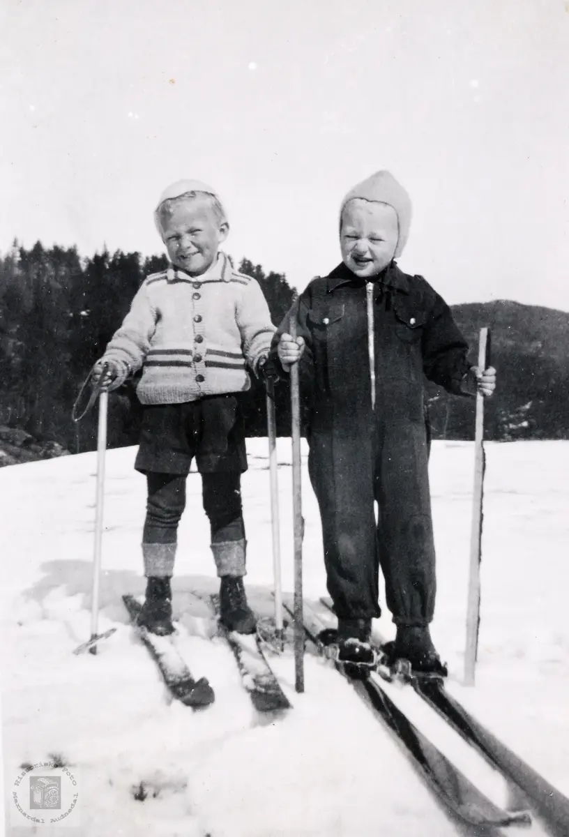 Barn på ski på Flot like etter krigen, Bjelland