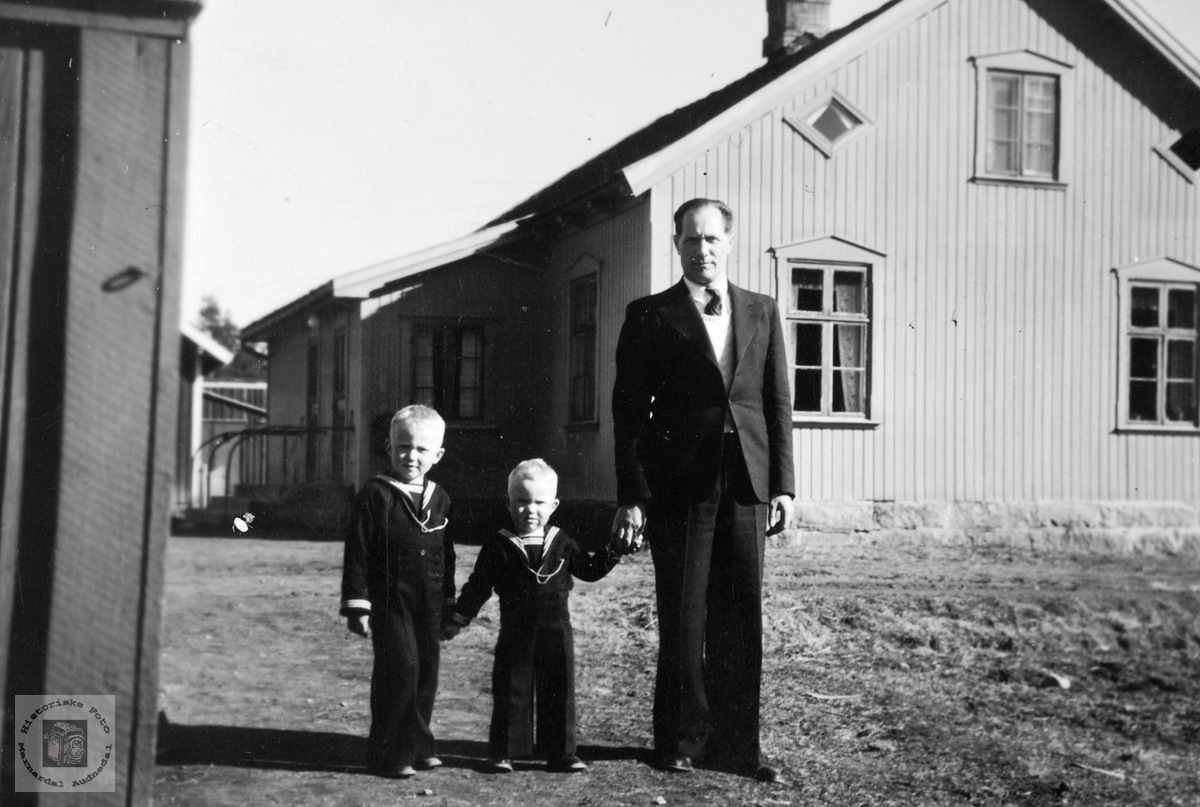 Sverre Røynesdal med to sønner på skoleplassen på Jelsnes.