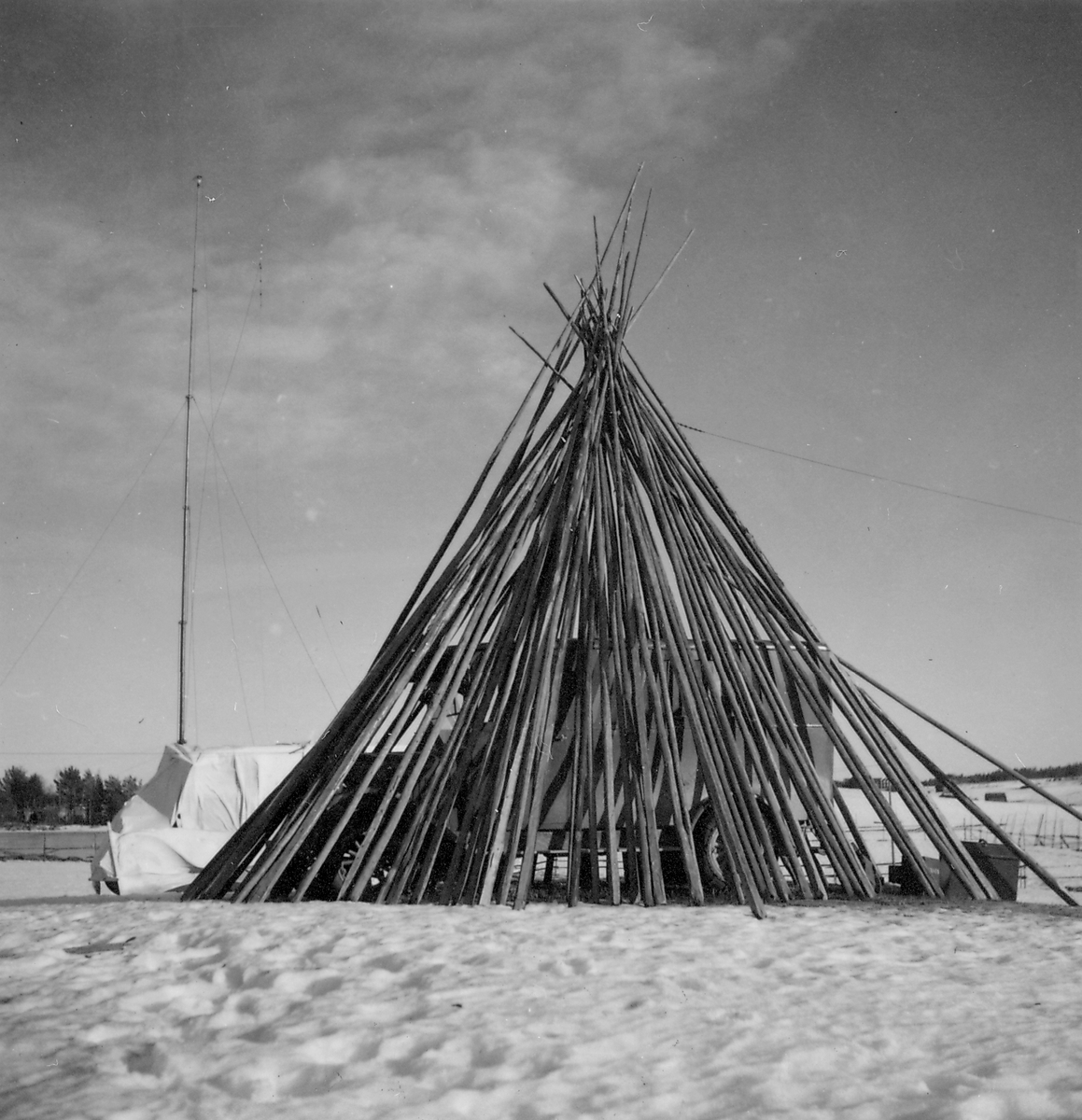 Kamouflerad transportabel markradio, TMR, vid Delsbomanövern, 1938. Närbild av hydda.