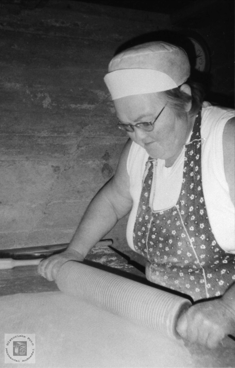 Anne Torhild Svensson bakar flatbrød, Abelset Bjelland.
