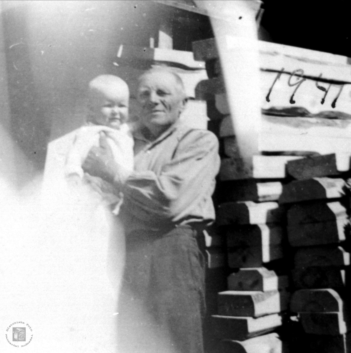 Portrett av Beint Stedal med barnebarn.