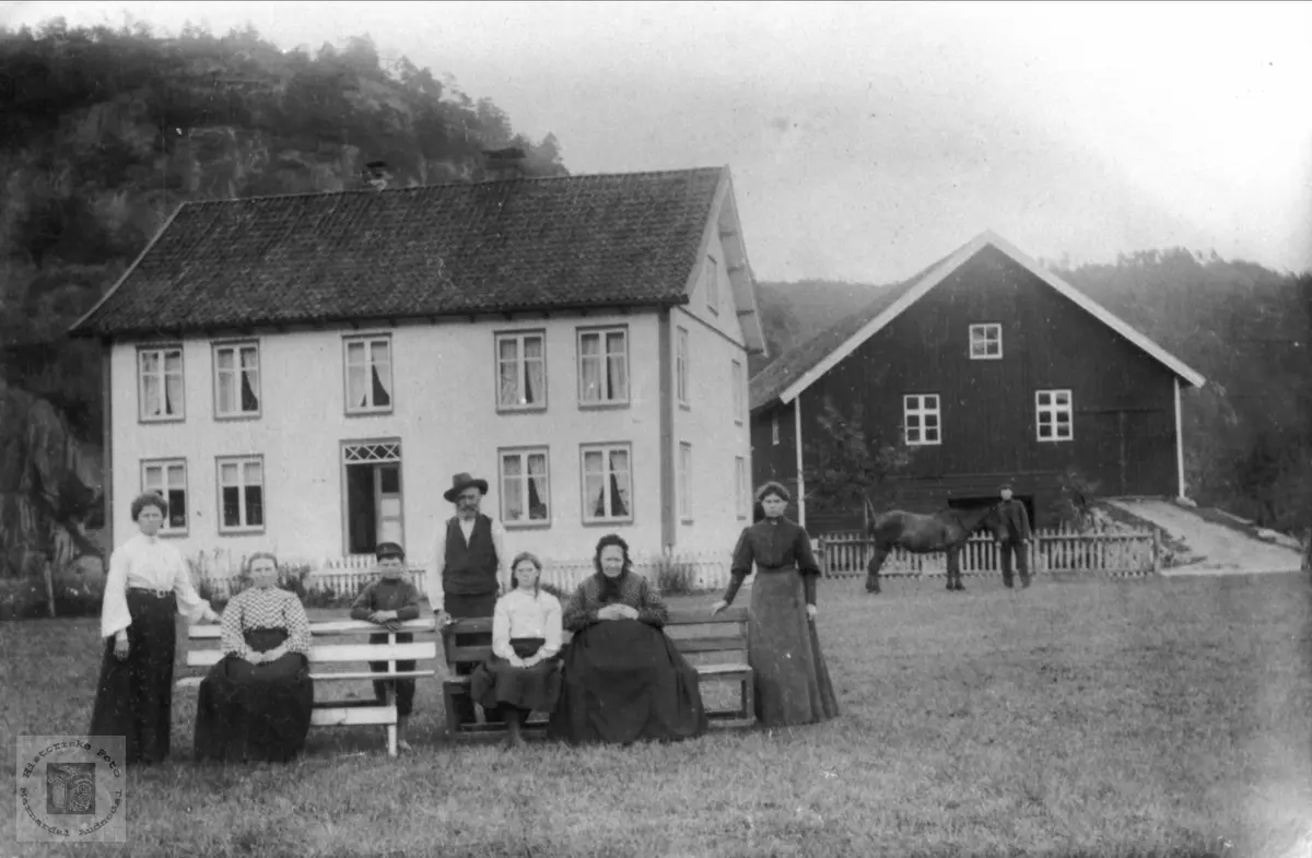 Familieportrett på gården Heddeland i Øyslebø.