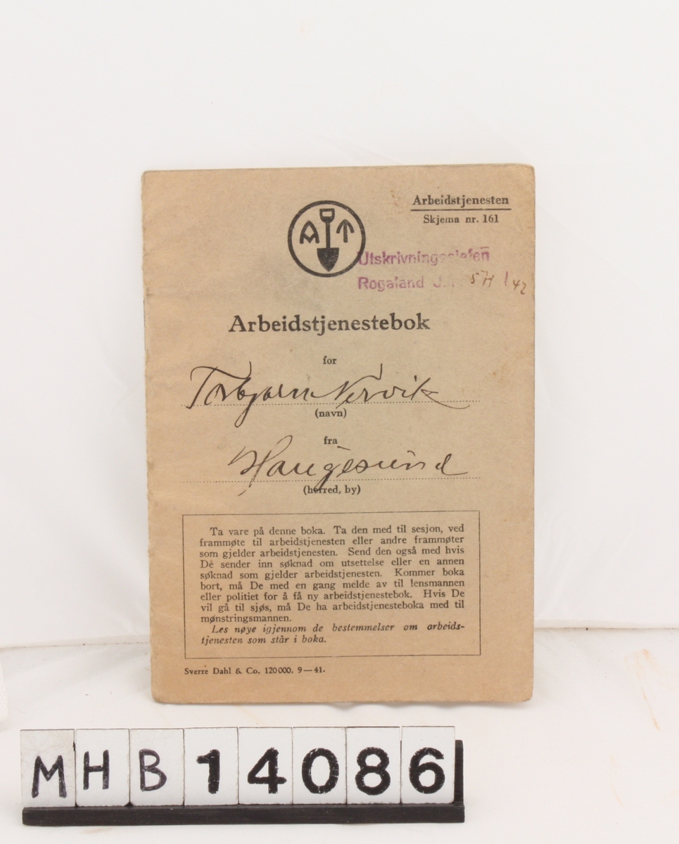 Rektangulær bok for innrullering i arbeidstjenesten under andre verdenskrig.