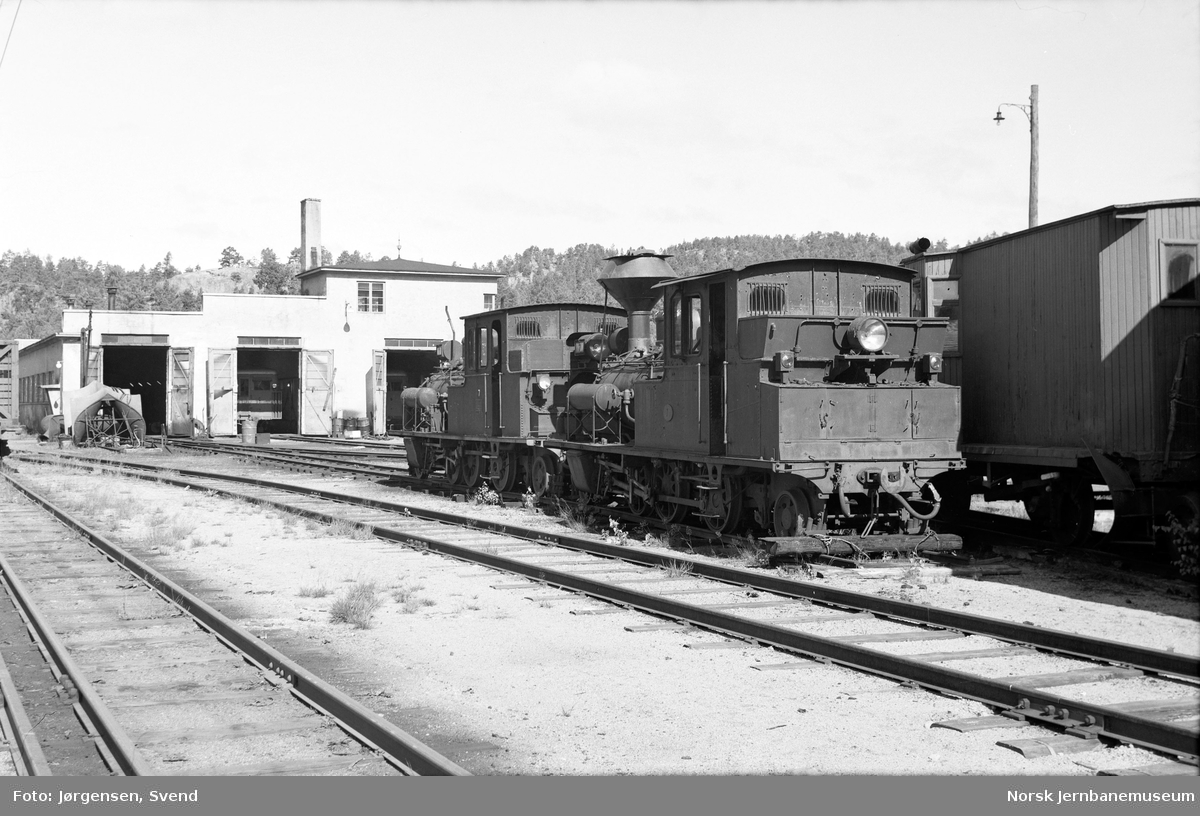 Damplokomotivene nr. 7 og 1 foran lokomotivstallen/verkstedet på Grovane stasjon